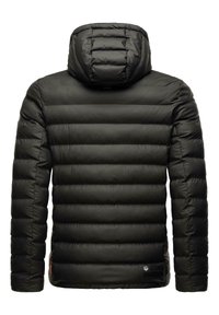 Chaqueta acolchada negra con capucha redondeada, diseño acolchado, textura suave y detalle de logo en la parte inferior izquierda.