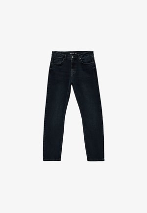 Jeans z ciemnego denimu o prostym kroju, pięciopakowym stylu i metce z logo na pasku. Zawierają subtelne przetarcia i przeszycia.
