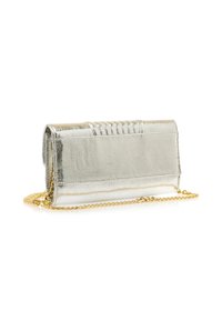 Clutch metallico argento con finitura testurizzata, tracolla in catena dorata, forma rettangolare e dettagli cuciti sul davanti.
