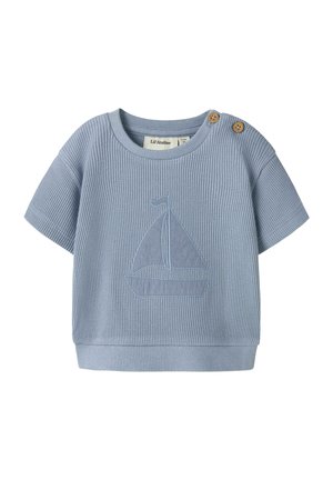 T-shirt bébé bleu clair à manches courtes, boutons en bois sur l'épaule et motif voilier sur le devant.