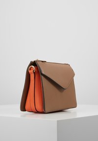 Borsa a spalla in finta pelle marrone e arancione con chiusura a patta, componenti in oro, forma rettangolare e pannelli a contrasto.