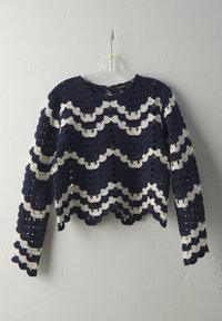 Maglione all'uncinetto blu navy con strisce scallop bianche, scollo rotondo, maniche lunghe e un design a trama aperta testurizzata, rifinito con un orlo corto.