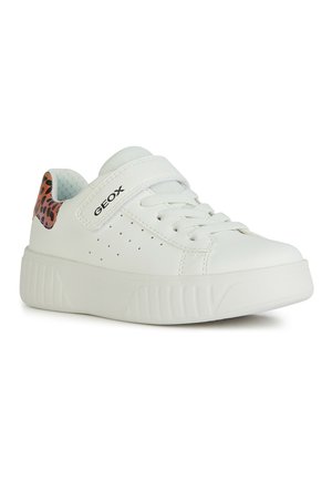 Sneaker bianchi con tomaia in pelle liscia, suola in gomma testurizzata, cinturino in Velcro e un'accattivante stampa leopardata sul tallone. Sides perforati per la traspirabilità.