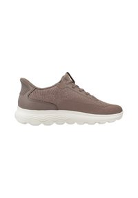 Zapatillas deportivas de color marrón claro con un upper de punto texturizado y acentos sintéticos lisos, con una suela blanca acolchada y diseño de cordones.