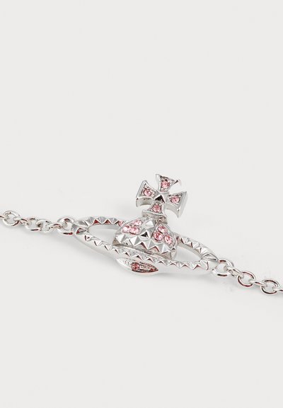 Pulseira prateada com um design central redondo em rhinestones rosa, rodeado por uma faixa texturizada com padrão triangular e corrente ajustável.
