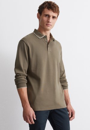 Langärmliges olivgrünes Polohemd mit einem kontrastierenden Kragen, drei Knöpfen und gerippten Bündchen. Weiche Textur und schlanker Schnitt.