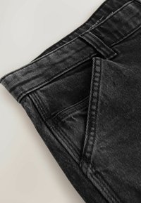 Schwarze Jeans aus Denim mit strukturiertem Stoff, gerades Bein-Design und sichtbaren Nähte. Mit einer Vordertasche.