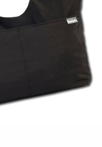 Schwarze Stoff-Schultertasche mit glatter Textur, gekrümmtem oberen Eingang und Fronttasche mit einem weißen "Bench."-Logo unter einem Tag.
