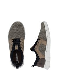 Baskets grises et brunes avec tige en tissu texturé, accents noirs, design à lacets, et semelle en caoutchouc blanche avec motif de semelle.