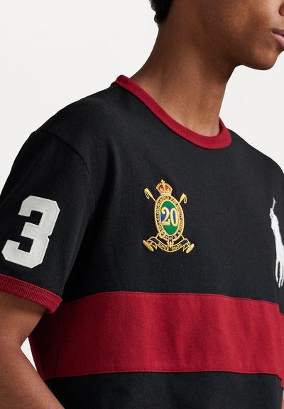Polo Ralph Lauren CUSTOM SLIM FIT 20TH ANNIVERSARY T-SHIRT - Potiskana majica - black/holiday red