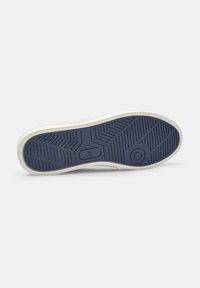 Kék texturált mintázatú gumírból készült sneaker talp, barázdákkal a tapadás érdekében, körben krémszínű peremmel.