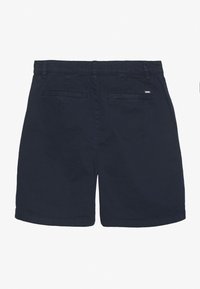 Pantaloni corti blu navy realizzati in cotone con una texture liscia, dotati di due tasche posteriori e di un piccolo dettaglio con etichetta del marchio.