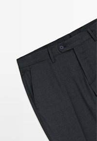 Grå ullbyxor med skräddarsydd passform, utrustade med platt front, två sidofickor och en knappstängning i midjan.