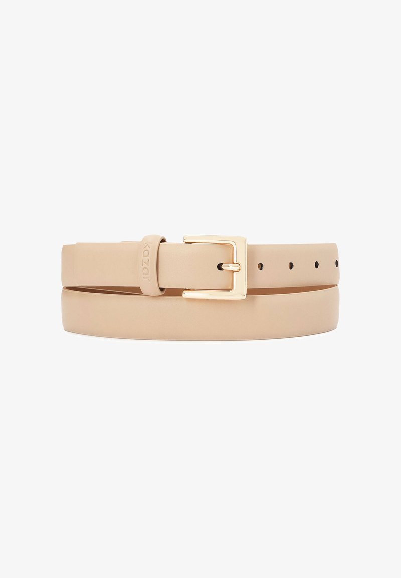 Ceinture en cuir beige avec boucle rectangulaire dorée et plusieurs trous de réglage, roulée soigneusement avec le nom de la marque embossé sur la boucle.
