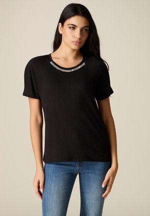 CON CASTONI - T-shirt con stampa - nero