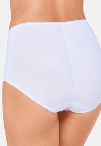 Hvidt trusser med høj talje lavet af glat, elastisk stof; har elastisk taljebånd og diskrete sømdetaljer. Ideel til komfort og pasform.