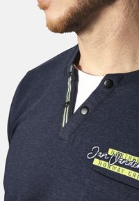 Marineblaue Henley-Hemd aus strukturiertem Stoff, mit gestreiftem Kragen, schwarzen Druckknöpfen und gesticktem Logodetail.