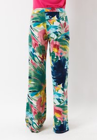 Pantaloni a gamba larga floreali realizzati in tessuto morbido, con colori vivaci come il rosa, il verde e il blu in un motivo di foglie e fiori.
