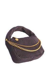 Pequeño bolso oscuro texturizado con un mango curvado y dos acentos de cadena dorada en la parte frontal sobre un fondo blanco.