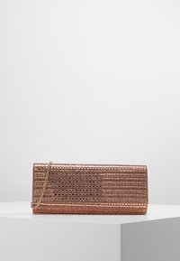 Torebka kopertówka w kolorze różowego złota z teksturowanymi geometrycznymi wzorami i metalowym łańcuszkiem. Prostokątny kształt, gładka powierzchnia i błyszczące wykończenie.