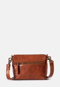 Braune Leder-Crossbody-Tasche mit einem Reißverschlussöffnung, verstellbarem Gurt und einer strukturierten Oberfläche. Verfügt über eine kleine Reißverschlusstasche auf der Vorderseite.