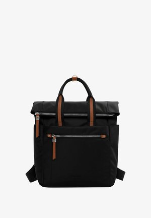 Mustat kankaiset repput, joissa on ruskeat nahkaosuudet, ylhäällä kantokahva, säädettävät hihnat ja useita vetoketjusuljettuja taskuja. Rakenteellinen pinnan viimeistely.