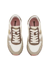 Sneaker di colore chiaro con una tomaia a crema texturizzata, dettagli marroni e beige. Presenta lacci rotondi e una suola decorata.