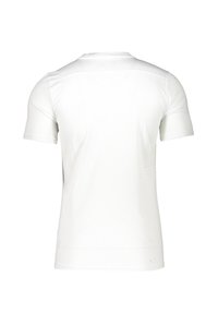 Maglietta atletica bianca a manica corta con superficie liscia e texture. Presenta un collo rotondo e un sottile dettaglio di cucitura sulle spalle e sul retro.