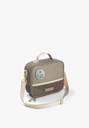 Kompakt brun og beige isoleret frokosttaske med crossbody-strop, top håndtag, frontlomme og cirkulært mærke med pote- og lupikoner.