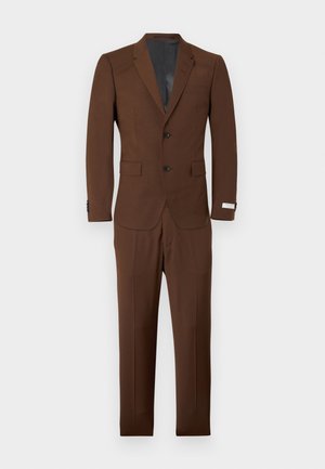 Bruin op maat gemaakt herenkostuum met tweeknoppsblazer en bijpassende rechte broek, weergegeven op een eenvoudige witte achtergrond.