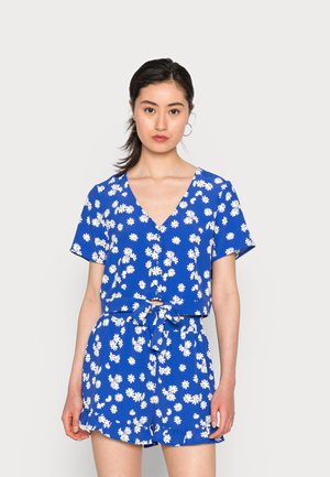 Conjunto de duas peças azul com padrão floral, apresentando uma blusa de mangas curtas com decote em V e calções com cintura elástica e bainha com babados.