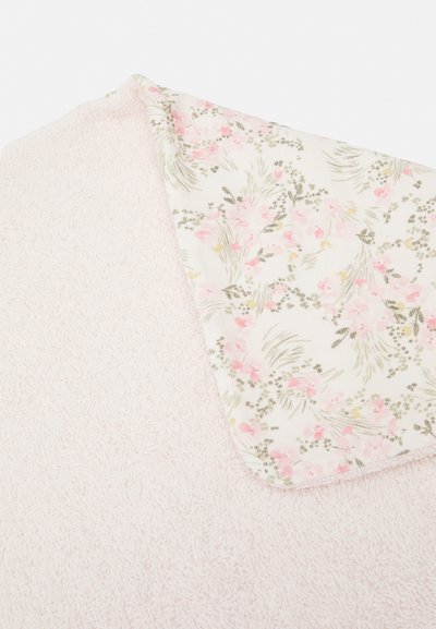 Roze badhanddoek van badstof met een katoenen rand in bloemmotief met roze bloemen en groene bladeren, wat zorgt voor een zachte en gestructureerde afwerking.