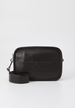 Schwarze Leder-Rechtecktasche mit strukturiertem Finish, geprägtem Logo, abnehmbarem Schulterriemen und silberfarbener Hardware. Schlichtes und funktionales Design.