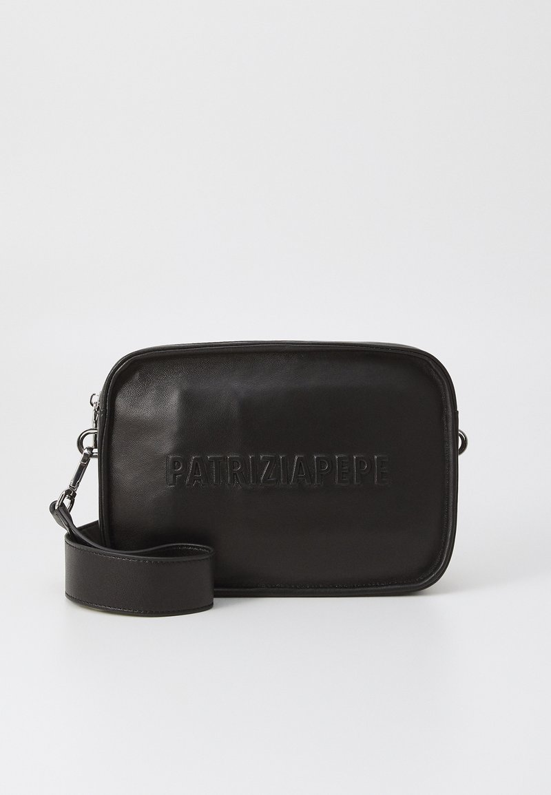 Borsa rettangolare in pelle nera con finitura texture, logo impresso, tracolla removibile e parti metalliche color argento. Design semplice e funzionale.