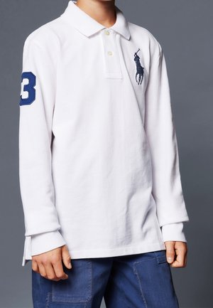 Polo blanco de manga larga con cuello, que presenta un número 3 azul en la manga derecha y un logo azul oscuro en el pecho.