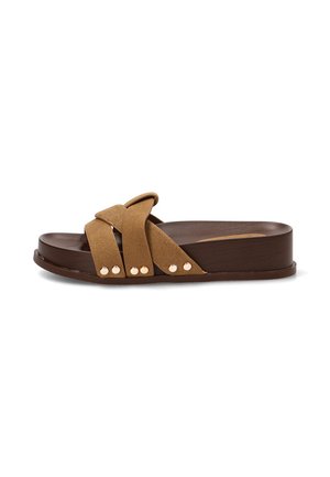 Sandalia tipo slide marrón con tiras anchas de ante cruzadas y tachuelas doradas en una suela gruesa.