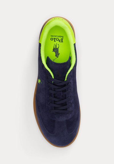 Μπλε σουέτ αθλητικό παπούτσι με καφέ σόλα, μαύρα κορδόνια και φωτεινό πράσινο εσωτερικό με το λογότυπο Polo Ralph Lauren και γραφικό μεψερματο δέκτη αλόγου.