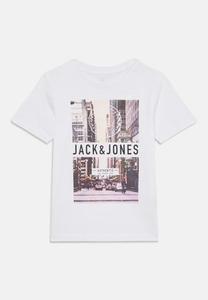 Witte t-shirt met een vooraanzicht van een stadsstraat scène, met de tekst "JACK&JONES" en een cirkelvormig logo accent.