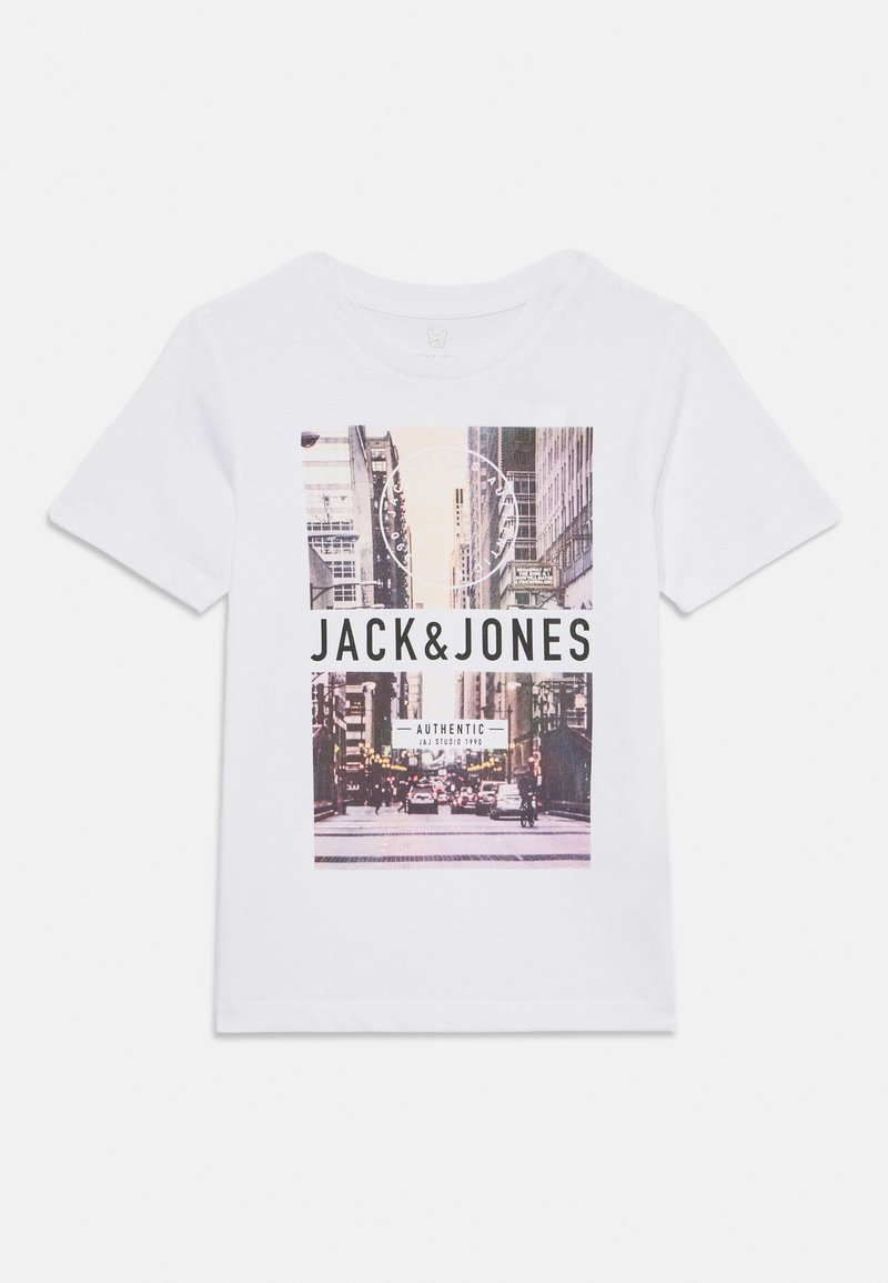 Hvit t-skjorte med et frontgrafikk av en bygate-scene, med "JACK&JONES" tekst og en sirkulær logoakcent.
