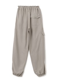 Pantalones cargo de color gris claro, con cintura elástica, puños fruncidos, bolsillos laterales y un bolsillo trasero con botón, hechos de una tela suave y lisa.