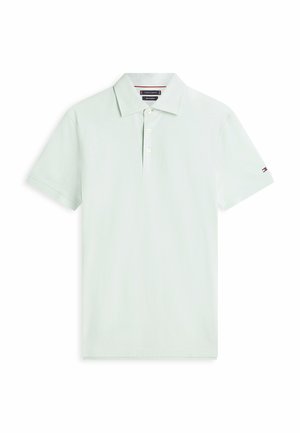Jasnozielona koszulka polo z krótkim rękawem, z zapięciem na guziki i małym logo na lewym rękawie, ułożona płasko na białym tle.