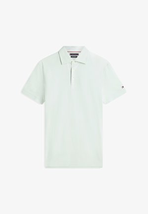 Hellgrünes kurzärmeliges Polohemd mit Knopfleiste und kleinem Logo am linken Ärmel, flach auf weißem Hintergrund liegend.