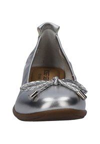 Srebrne baletki o błyszczącym wykończeniu, z plecioną kokardą z przodu i metalicznymi akcentami. Płaska podeszwa i zaokrąglony czubek.