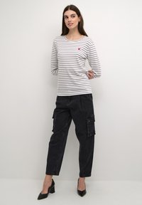 Kaffe LIDDY - Langarmshirt - chalk grey fuchsia heart