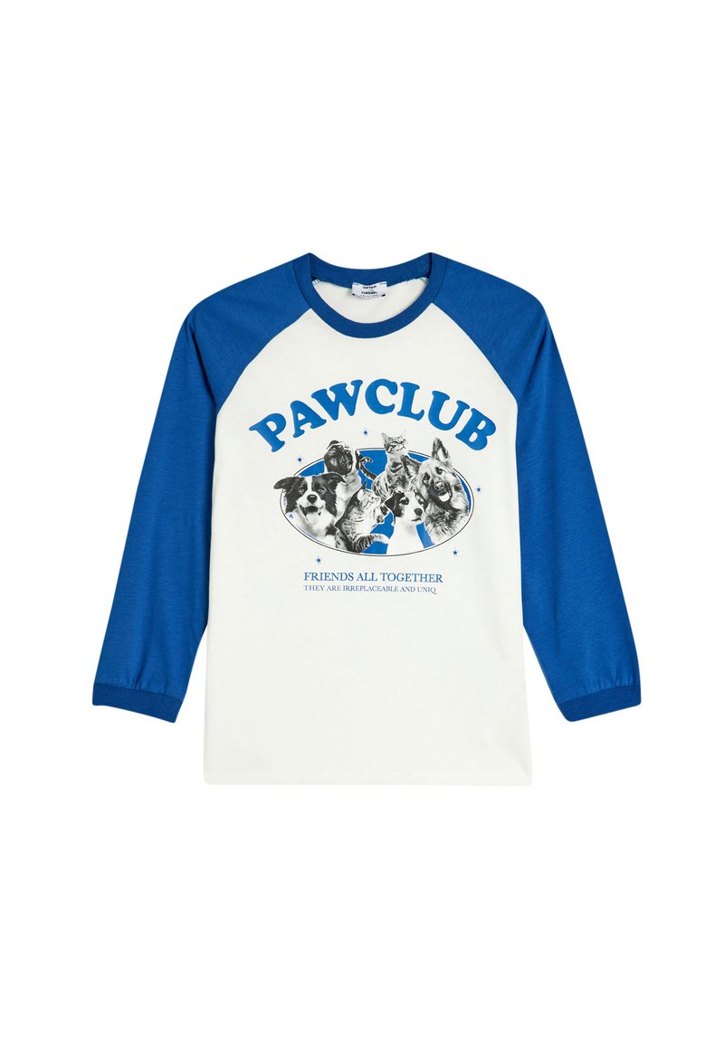 Valkoinen paita, jossa on siniset raglan-hihat. Paidassa on kuva erilaisista koirista ja kissoista, jossa lukee "PAWCLUB" ja "KAVERIT YHDESSÄ."
