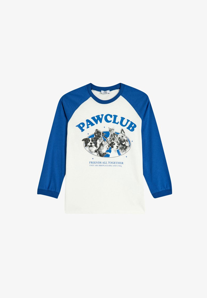 Valkoinen paita, jossa on siniset raglan-hihat. Paidassa on kuva erilaisista koirista ja kissoista, jossa lukee "PAWCLUB" ja "KAVERIT YHDESSÄ."