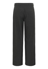 Wijdvallende broek in donkergrijze stof met verticale streepjes. Voorzien van een flatte voorkant, riemlussen en twee achterzakken.