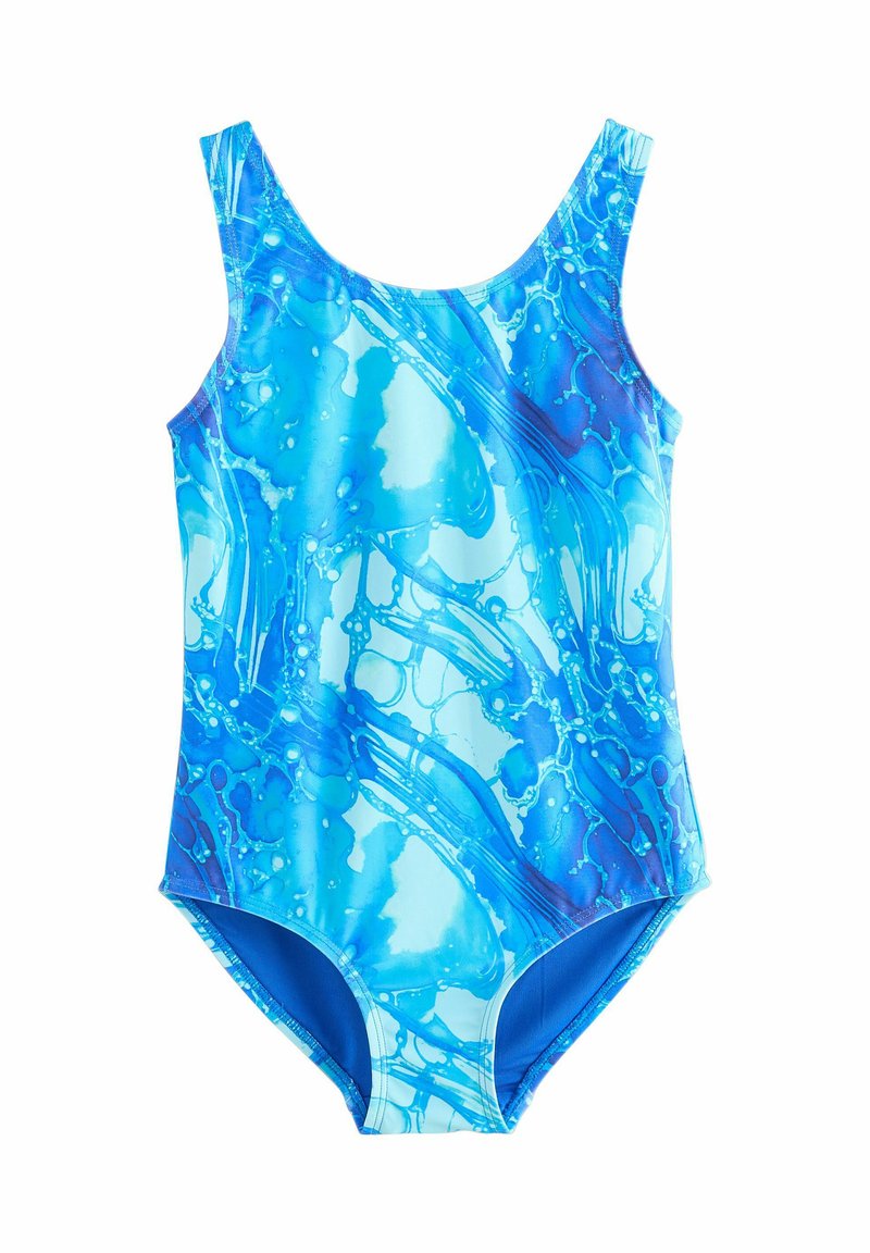 Kék egyrészes fürdőruha absztrakt vízszerű mintával, különböző kék árnyalatokban, széles kivágással.