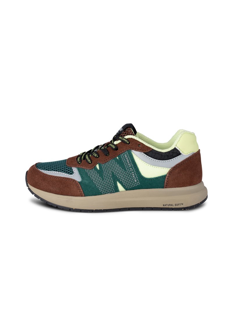 Flerfärgade sneakers med brunt mocka, grönt mesh och reflekterande detaljer. Designad med en dämpad sula och distinkt varumärkesprofil.