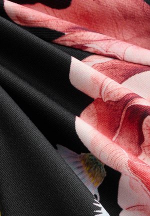 Gelaagde stof met een zwarte basis featuring roze bloemenpatronen. Het ontwerp bevat zachte roze tinten met accenten van groen en wit.